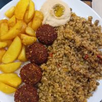 "Falafel no prato" (batata frita, falafel, arroz com lentilha e homus) at Haya Falafel Café - Pinheiros in Sao Paulo