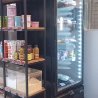 Produtos a granel, leites vegetais industrializados e geladeira com congelados at Haya Falafel Café - Pinheiros in Sao Paulo