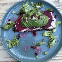Sauerteigbrot mit Hummus, rote Beete und Avocado   at Neunbar in Hof