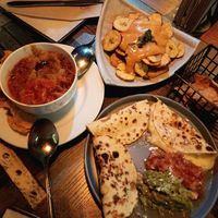 Patacas bravas (fried plantain with spicy sauce, excellent !), Chili con carne vegan (can be with Tofu, seitan.. depending of the chef ^^), quesadilla (simple but delicious😄) at Caravana in Malaga