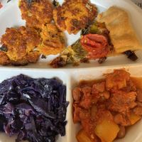 Piatto composto con piatti del giorno: torta salata porri e pomodori, frittelle di patata dolce e porro, cavolo rosso con mele e chili di fagioli 😋  at Capre e Cavoli in Brescia