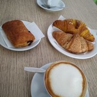 Cappuccino D'Avena, fagottino al cioccolato, brioches alla curcuma e brioches ripiena di frutti di bosco e melograno at Capre e Cavoli in Brescia