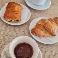 Cioccolata calda al gianduia con latte di mandorla, cappuccino al latte di mandorla, fagottino al cioccolato e croissant alla marmellata at Capre e Cavoli in Brescia
