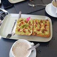 Tosta de guacamole con tomate deshidratado e améndoas. Café con leite de soia, boísimo. at ¡Ay mi madre! in Avila