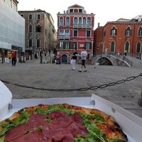 There is a piazza 20m further to eat the pizza at Pizzeria L'Angelo in Venice