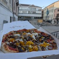 really good vegan pizza at Pizzeria L'Angelo in Venice