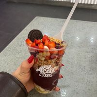 350g - 9€ (açai com toppings de oreo, morango, banana, granola, paçoca) at Açaí da Rose in Torres Novas