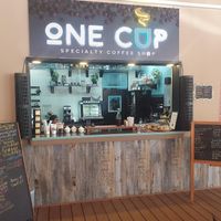 Cheesecake ist vegan. Anderes wird ev. noch dazukommen. Der Rest ist soviel ich weiss nicht vegan.. Der Laden ist neu.  at One Cup in Buccoo