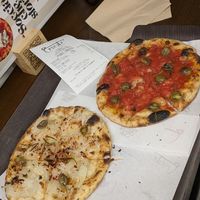 Izq: cipolla & ferfellone veganizada, der: rossa olive taggiasche. 7.2 € 9/3/25 at Trieste Pizza Bologna in Bologna