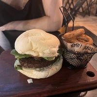 hambúrguer de falafel no pão cervejinha + anéis de cebola  at Samcro's Burguer in Tramandai