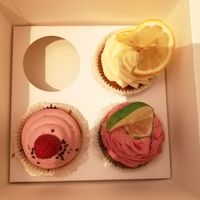 Zitrone, Himbeer und Brombeercupcake - take away at CupCakes Wien in Vienna
