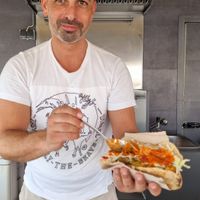 Savas, der alles aus frischen vielen Bio-Zutaten selber macht. at Die Kichererbse  in Kriftel