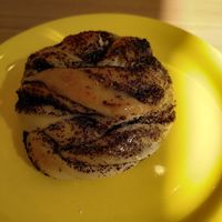 Mohnschecke so lecker, dazu gibt es noch einen Cappuccino mit Hafermilch at mobile HOLZOFENbäckerin in Bennhausen