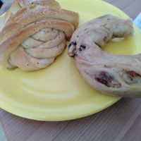 Kardamomschnecke und Rosinen-Zimt-Bagel at mobile HOLZOFENbäckerin in Bennhausen