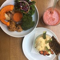 quinoa balls and hummus at Cafe Pinson - Poissonniere in Paris