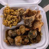 Moxtails with mac and cheese and fried oyster mushrooms at The Vegan Side Of Things in Mcdonough