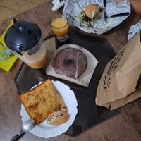 Bolo, Pastel e Hambúguer de Falafel delicioso da Maniva! at Maniva Comida Da Terra  in Piaui