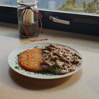 Veganes Rahmgeschnetzeltes auf Kartoffel Puffer 🤤 at Berggasthof Hocheck in Oberaudorf