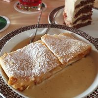 Der Apfelstrudel mit Vanille Soße - einfach Himmlisch 🥰 at Berggasthof Hocheck in Oberaudorf