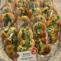 Green cabbage bread at Ijysheng Nanxi in Taipei