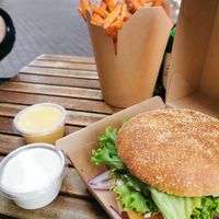 Cheeseburger, Süßkartoffelpommes, Mayo, Kürbismayo at Vegangster in Rostock