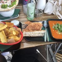 Potato fritters with dip, „butter“ beans in tomato sauce and vöner.  at Vegangster in Rostock