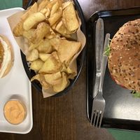 CrispyChix Burger, Pommes und Jackfruit Burger   at Vegangster in Rostock