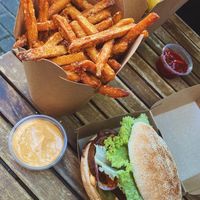 Chiliburger & Sweetpotato Fries with chili mayo  at Vegangster in Rostock