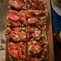 Pizza in pala vegana: passata di pomodoro, pesto di luppolo, cuore di bue, mandorle   at Naon  in Porcia