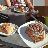 Vegane Zimtschnecken und vegane Apfel-Zimtschnecke :) at Cinnaroma Bakery in Loule