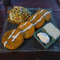 Süßkartoffelbratlinge mit Dips und Salat at Green Gallery in Koh Phangan