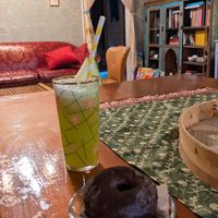 Donut de chocolate y zumo verde 💚 at Trastorium in Ribes De Freser