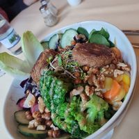Vegane Bowl mit Bohnen Bratlingen (wird leider komplett kalt serviert) at Waldhotel Linzmühle in Lindig