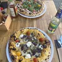 Trüffelpizza und Pizza mit Kürbiscreme  at Veganoven in Erlangen