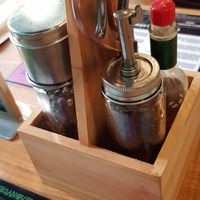 Salz, Pfeffer, Chiliöl, Tabasco, Schere at Veganoven in Erlangen