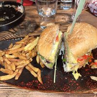 Hamburguesa veganoa, quinoazkoa  at Malum Rex in Astigarraga