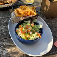 Fries and salat at Gewoan op 'e Dyk in Dokkum