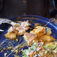 Brochette hawaïenne de faux poulet et d’ananas avec sauce fromagée et sauce BBQ.   at Gewoan op 'e Dyk in Dokkum