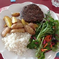 Hambúrguer vegan caseiro de feijão e cogumelos com salada, arroz e batata no forno at Foliateca in Torres Vedras