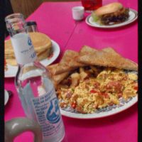 Tofu scramble, vegan tuna bagel and pancakes with maple syrup at Mamalicious in Hamburg