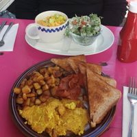 Mac 'n Cheese mit Caesar Salad / Scrambled Tofu mit Bacon und Kartoffeln at Mamalicious in Hamburg