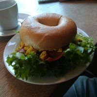 Bagel with scrambled tofu, vegan bacon and salad at Mamalicious in Hamburg