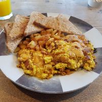 Scrambled tofu with bacon and cheese at Mamalicious in Hamburg