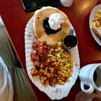 Canadian breakfast: Blueberry pancakes with bacon, scrambled tofu and potatoes. at Mamalicious in Hamburg