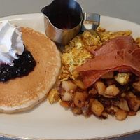 The Full Canadian (1 Pancake mit Blaubeeren und Ahornsirup,  Rührtofu mit Bratkartoffeln und veganem Bacon) at Mamalicious in Hamburg