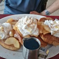 vegan French Toast with Caramel Cinnamon Apple topping, syrup and vegan cream - very filling at Mamalicious in Hamburg