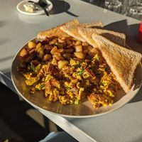 Scrambled tofu with vegan bacon and toast at Mamalicious in Hamburg