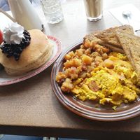 Pancakes blueberry and scrambled tofu with bacon and cheese at Mamalicious in Hamburg