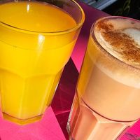 Orange juice, oat chai latte at Mamalicious in Hamburg
