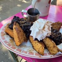 French toast with maple syrup, blueberries, and vegan whipped cream at Mamalicious in Hamburg